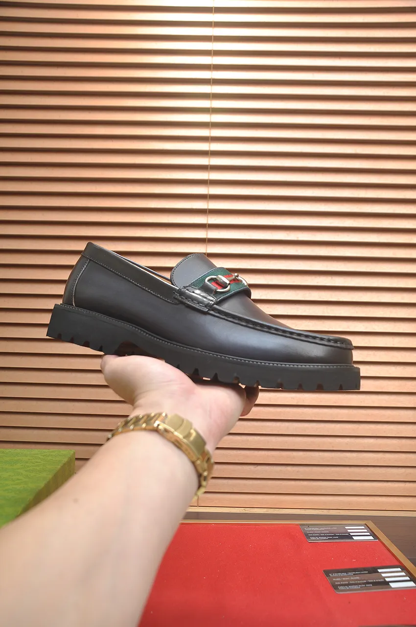 Men's shoes💰560💶Italy's top luxury men's shoe giant (GUCCI) (Gucci) (full cowhide lining) new arrival🍃Original European style🔰 Pleasant to the eye😍In order to make the shoes more durable and non-deformable🌀The production continues to follow traditional methods but there is still no lack of innovation💪Choose original sheepskin for the leather♻️ Smooth and natural And extra bright ⭐Made of imported cowhide, the first choice of rich people 38-45 (45 customized)